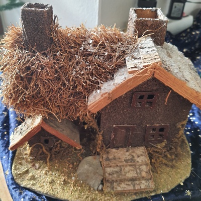 Figurice in dodatki za jaslice HIŠKA ZASNEŽENA 21*14*15 820400