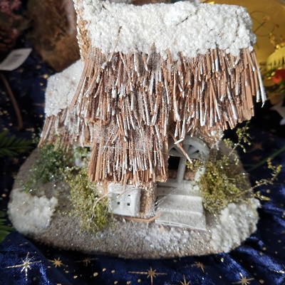 Figurice in dodatki za jaslice HIŠKA ZASNEŽENA 17*13*13 5617 820110